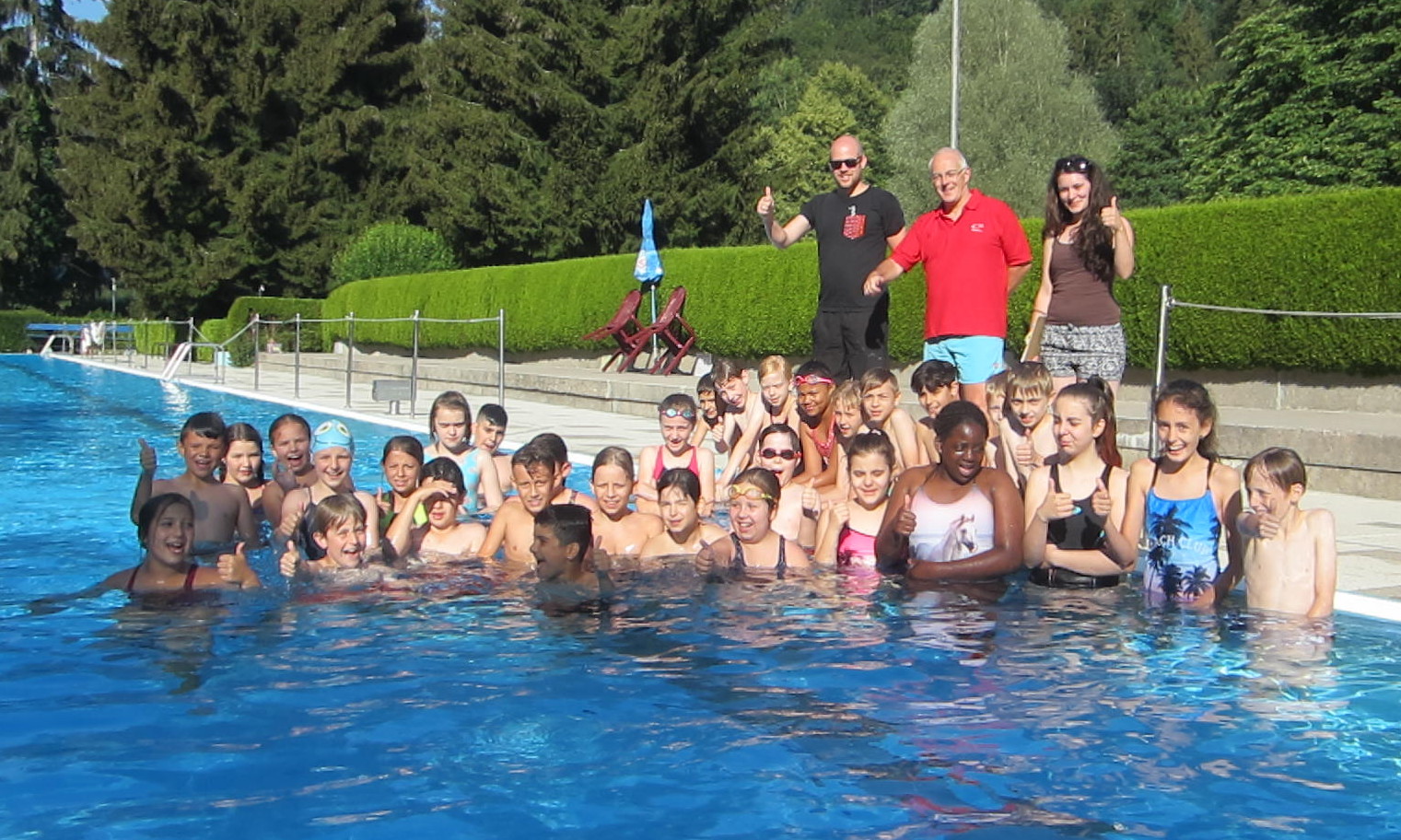 Schwimmabzeichen-Abnahme im Neuenbürger Freibad